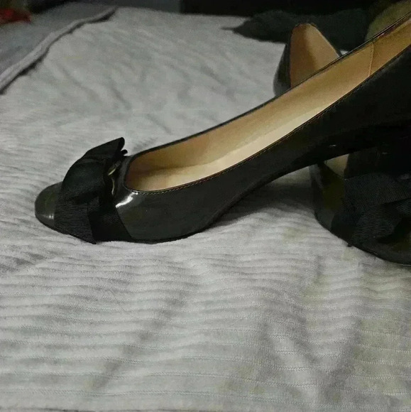 Kate Spade heels.  Olive Green Patent Leather w Black bows. Size 8.5 - Picture 13 of 14